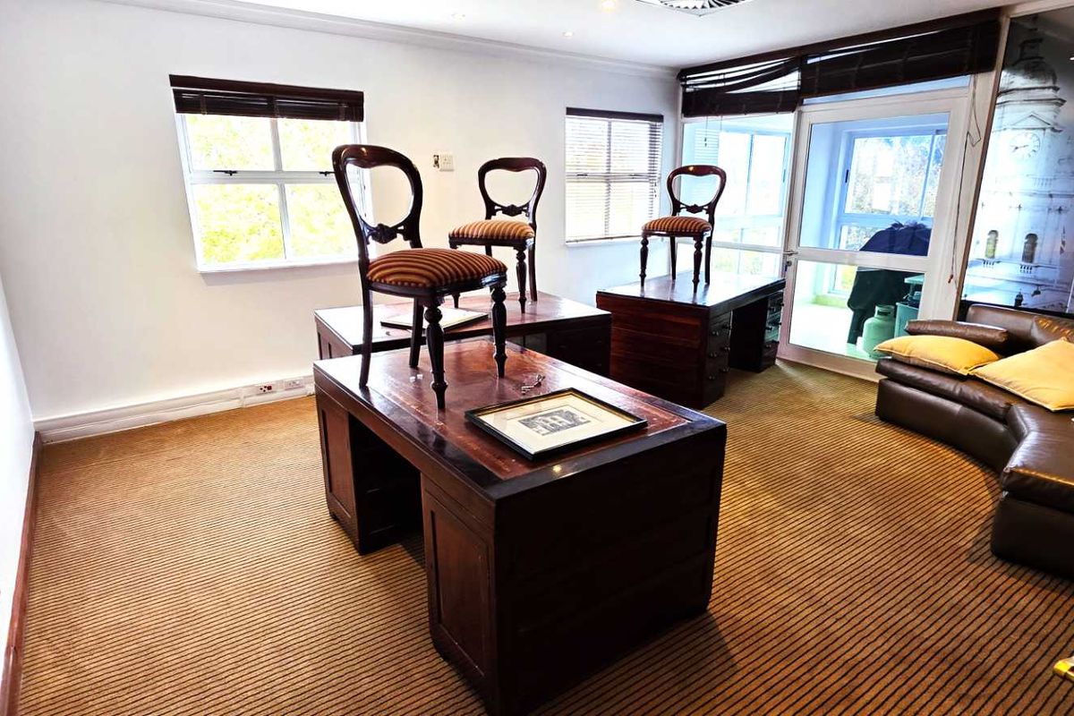 Spacious First Floor Office with Private Balcony - Photo 4