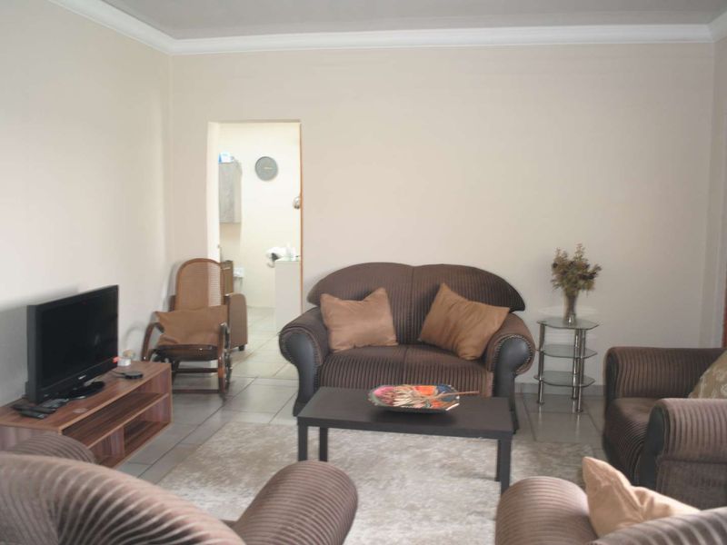 Lovely Family Home Spacious yard with pool fully Backup Generator and  6.7kva battery system - Photo 10