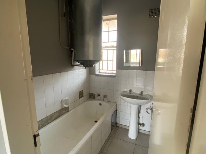 Prime location near CBD - enjoy convenience and vibrant city life! - Photo 10