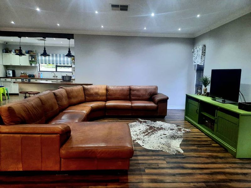 Spacious Secure 4-Bedroom Family Home with Premium Extras for Sale, Tsumeb Namibia - Photo 2