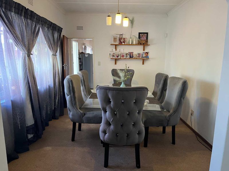 Spacious Family Home with Expansive Garden & Entertainment Area - Photo 4