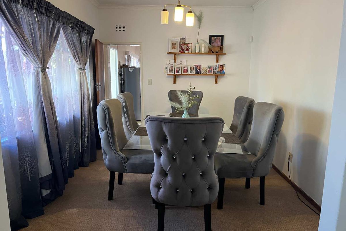 Spacious Family Home with Expansive Garden & Entertainment Area - Photo 4