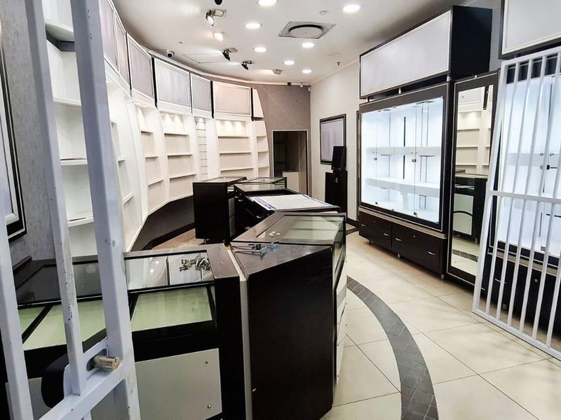 **Shopping Mall Space Unmatched with High Visibility*Larger Option Is Also Available - Photo 5