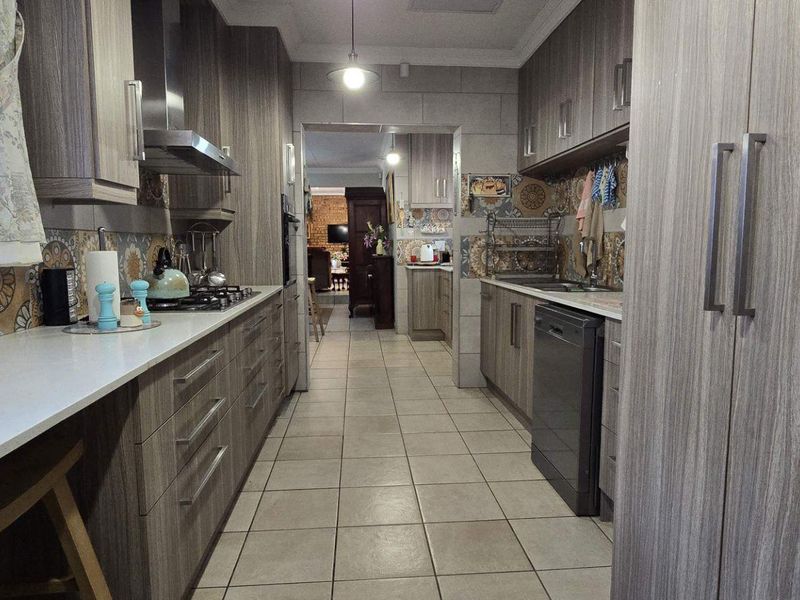 5 Bedroom House for Sale in Brackendowns - Photo 7