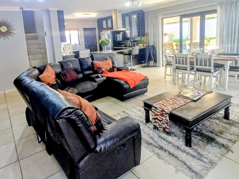 Modern, double storey cluster in secure estate - Photo 2