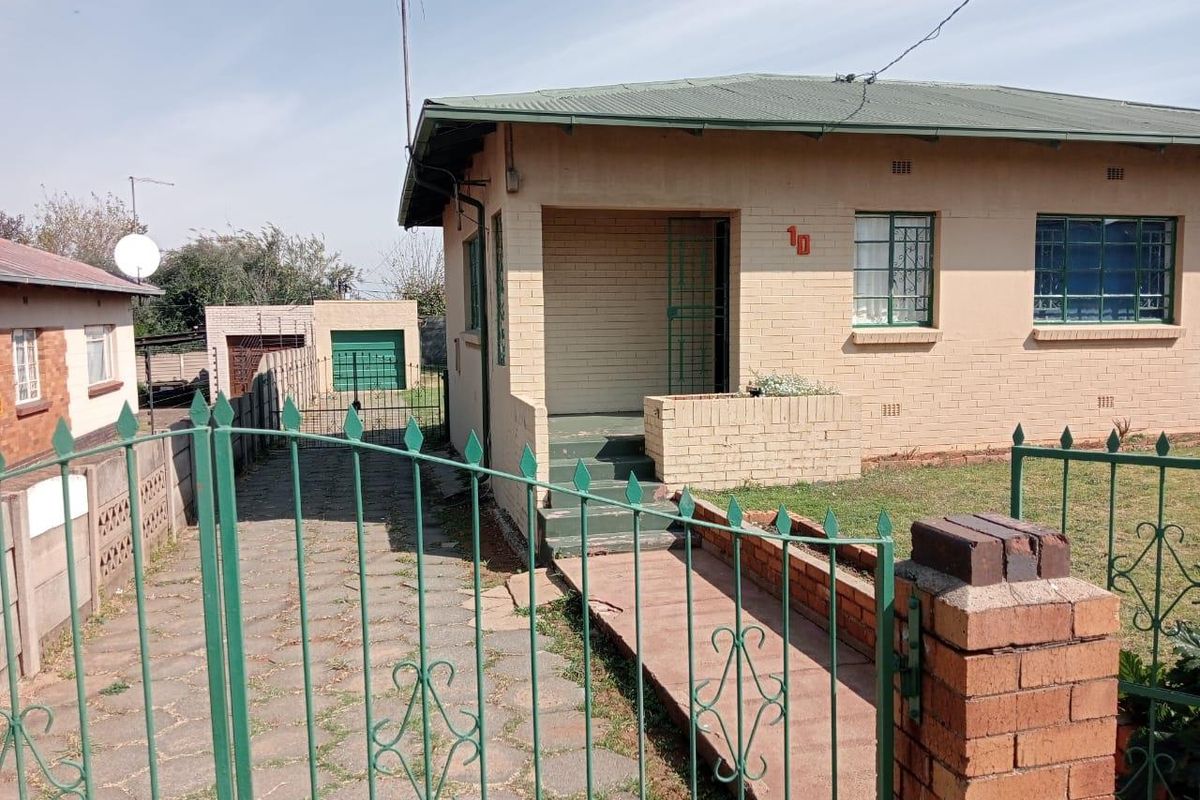 Stunning 3-Bedroom House for Sale! Don't miss this incredible opportunity to own a beautiful 3-bedroom house! - Photo 2