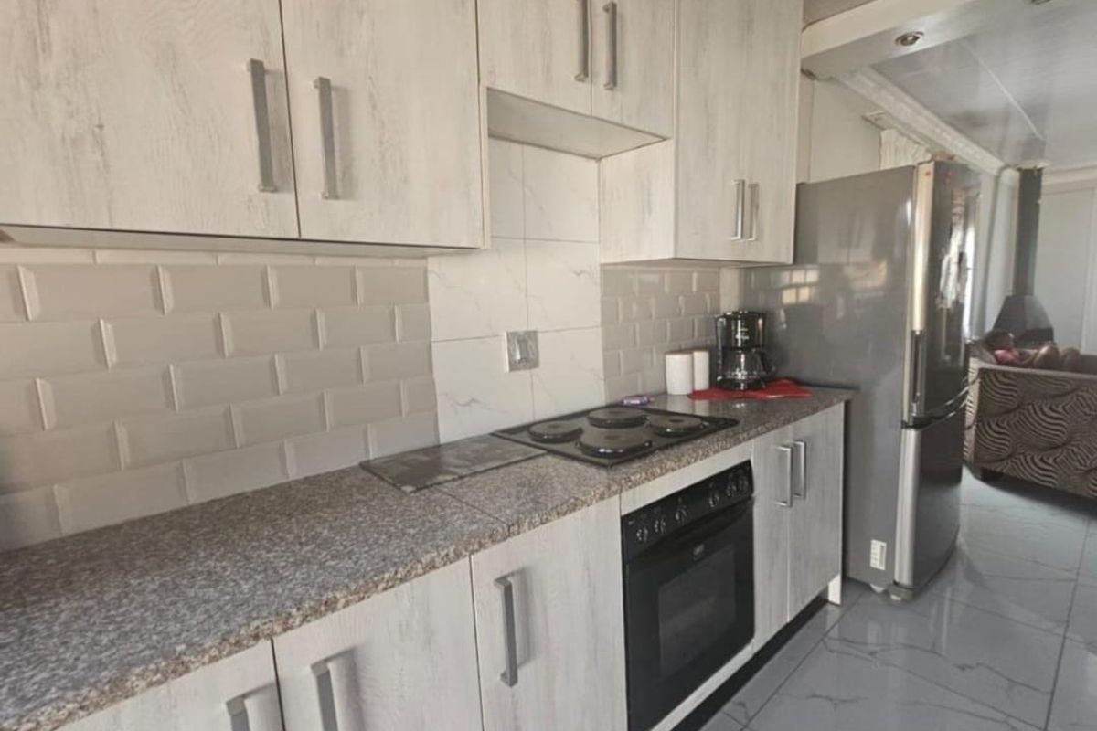 3 Bedroom House for Sale in Kibler Park with Flatlet - Photo 4