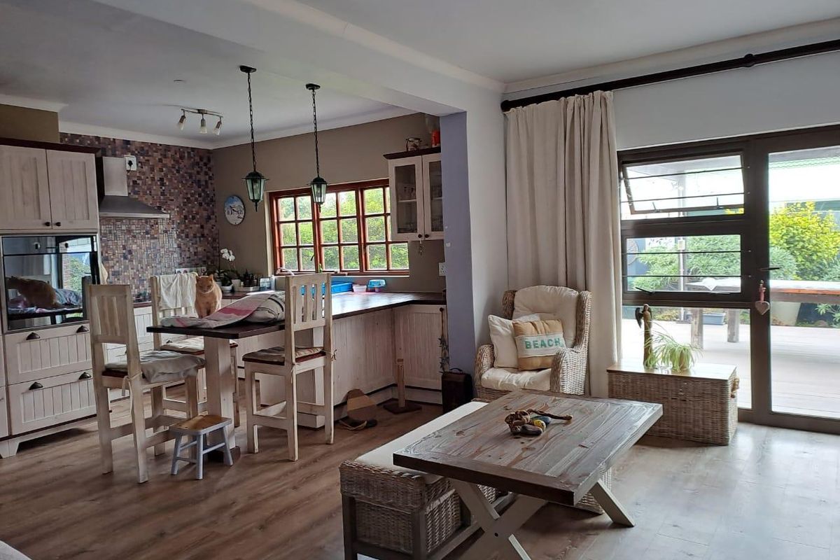 Dream Beach House in Swakopmund: Coastal Luxury Meets Family Comfort - Photo 2