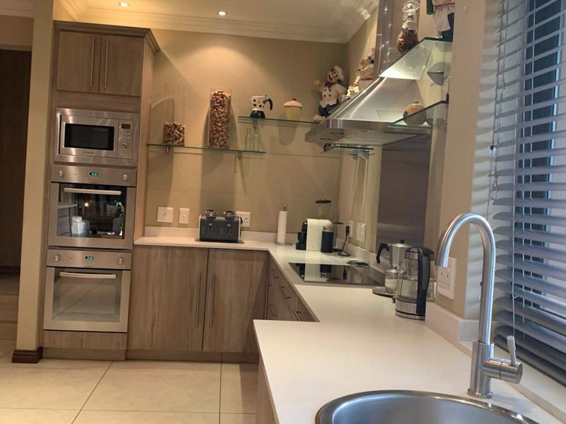 Elegant Family Living in a Prestigious Golf Estate - Photo 7