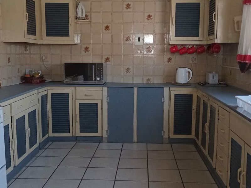 Very Neat and Secure Family Home with a Cottage - Photo 5