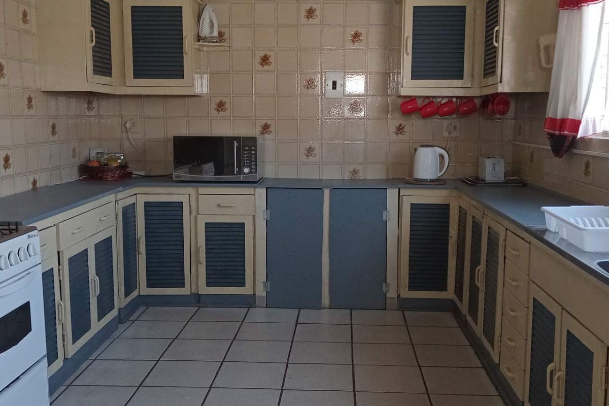 Very Neat and Secure Family Home with a Cottage - Photo 5