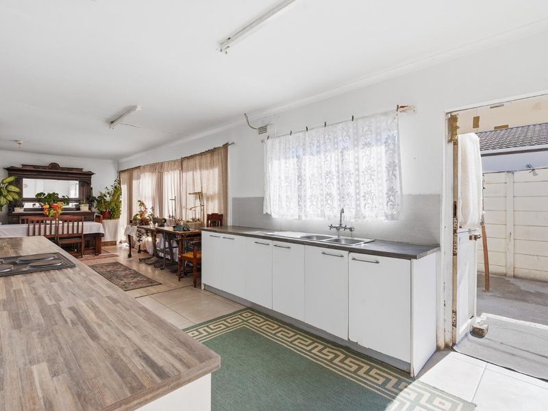 FREE STANDING CORNER HOME - 3 BEDROOMS - 2 BATHROOMS - BROOKLYN - Photo 4