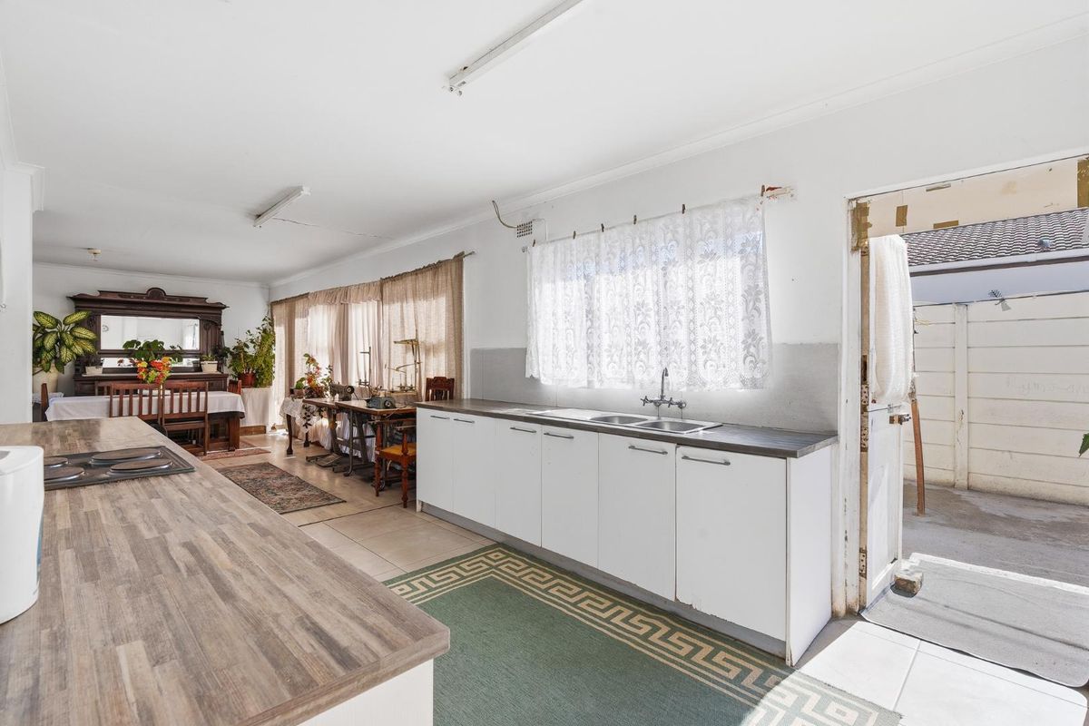 FREE STANDING CORNER HOME - 3 BEDROOMS - 2 BATHROOMS - BROOKLYN - Photo 4