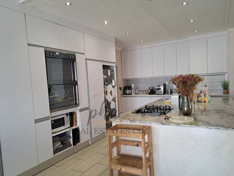 A remarkable Find!!!   Spacious 5 bedr family home with LOTS of garage space for sale in Meersig, Walvis Bay   selling for N$4.2 mil - Photo 5