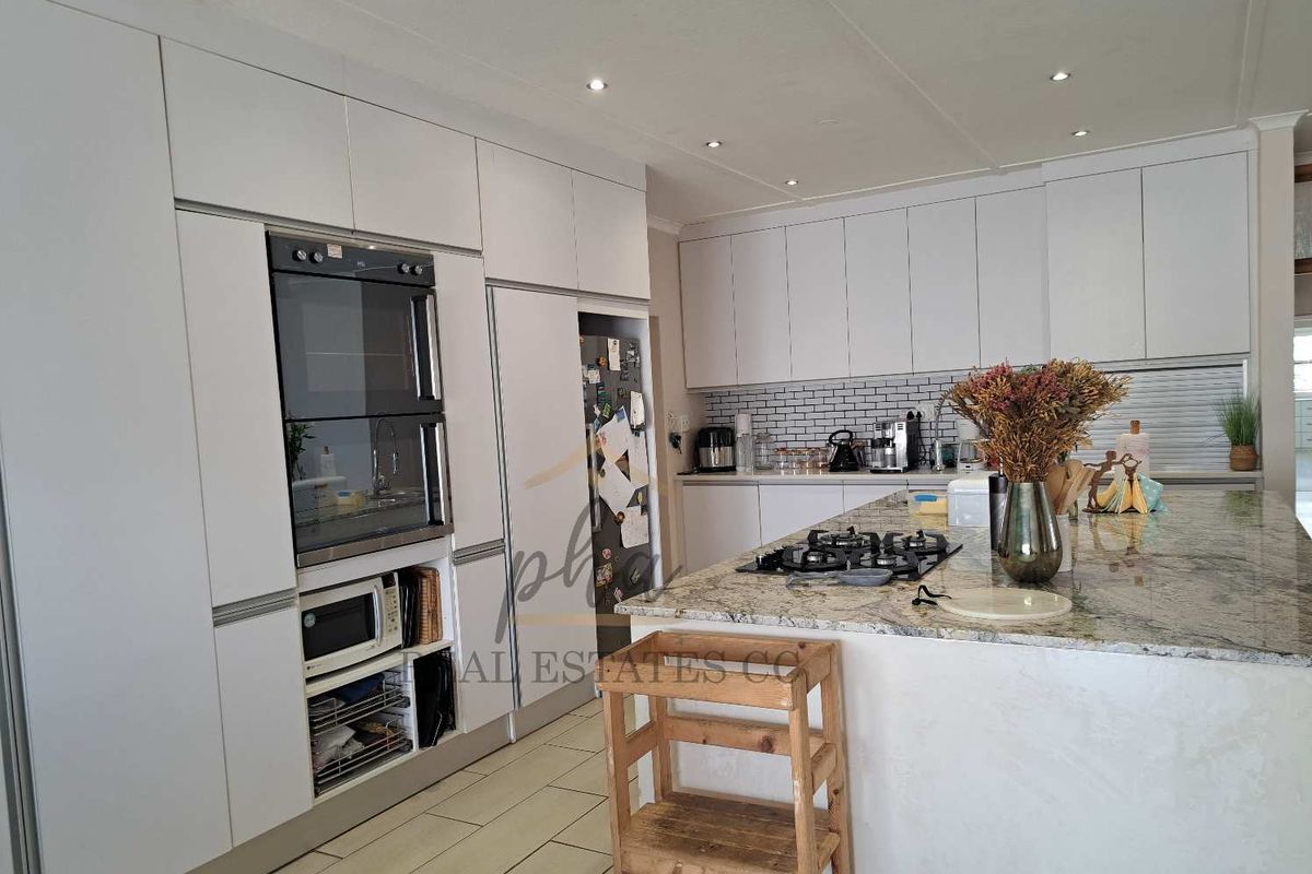 A remarkable Find!!!   Spacious 5 bedr family home with LOTS of garage space for sale in Meersig, Walvis Bay   selling for N$4.2 mil - Photo 5