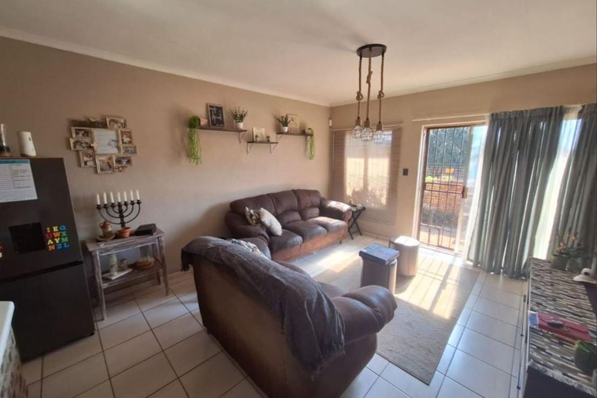 3 Bedroom Townhouse - Photo 3