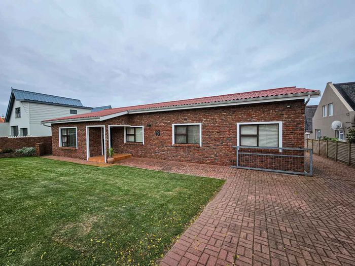 Property #2370706, House For Sale in Still Bay West