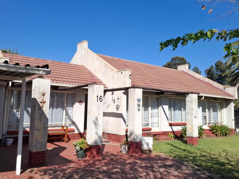 Free Standing Three Bedroom House in Albertsdal. - Photo 1
