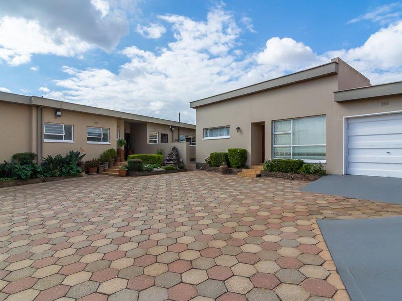 Stunning Family Home in Greenhills - Photo 2