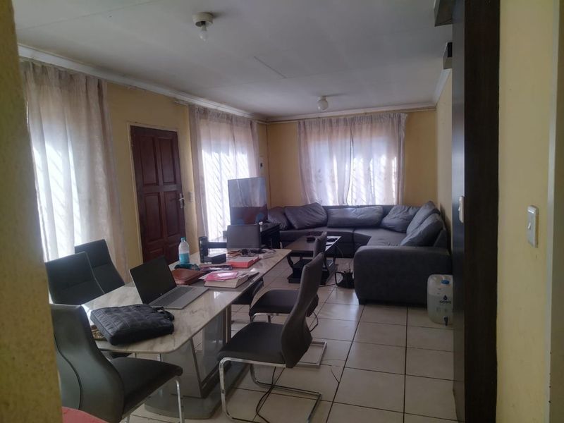 TWO BEDROOMS HOUSE FOR SALE IN SOSHANGUVE V V - Photo 3