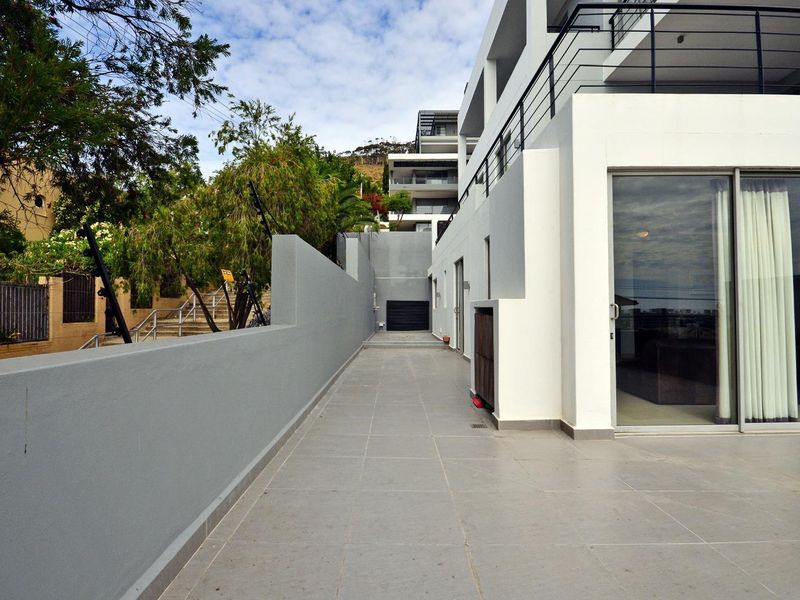 Stunning two bedroom apartment with large private deck - Photo 6