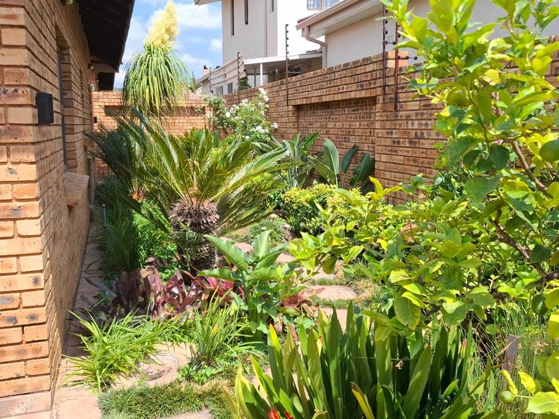 Beautiful Spacious Cluster Home - Photo 10