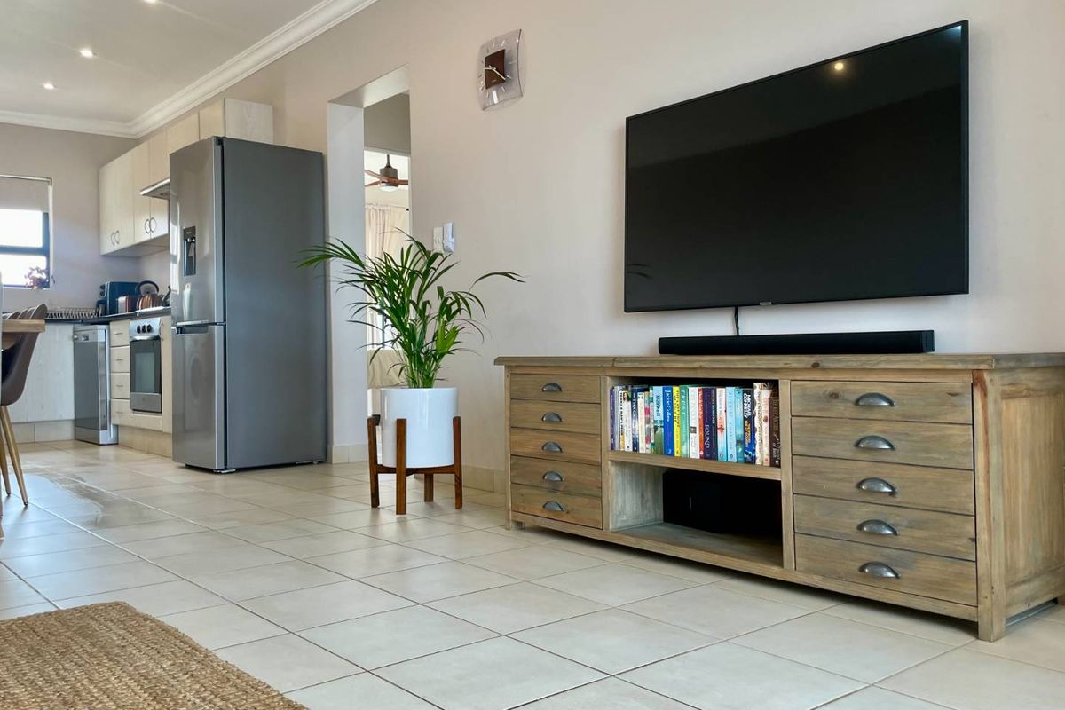 2 Bedroom Penthouse with Ocean views - Photo 2