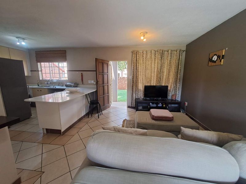 BEAUTIFUL GROUND FLOOR UNIT FOR SALE IN ECO PARK ESTATE! - Photo 7