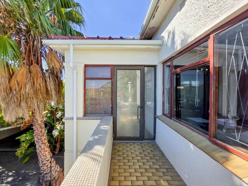 Grand old dame with pool and views - Photo 8