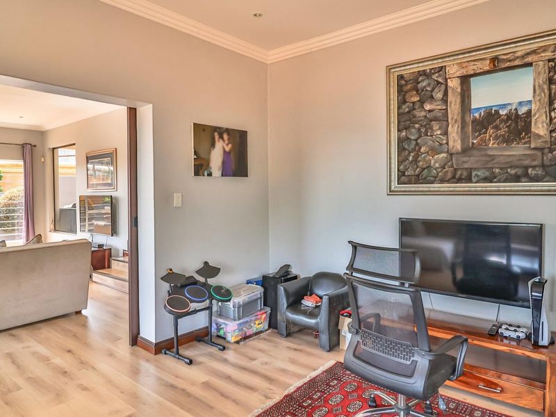 Spacious Five‐Bedroom Residence Offering Ample Family Living and Perfect for Entertainment - Photo 6