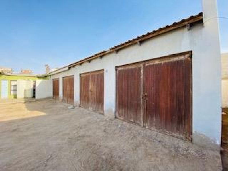 Exceptional Multi-Unit Property with Two Main Homes, Flats & Multiple Garages – Walvis Bay, Namibia - Photo 2