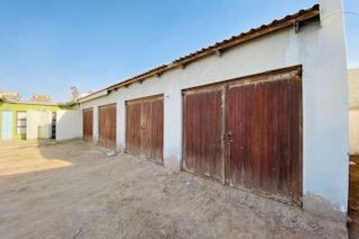 Exceptional Multi-Unit Property with Two Main Homes, Flats & Multiple Garages – Walvis Bay, Namibia - Photo 2