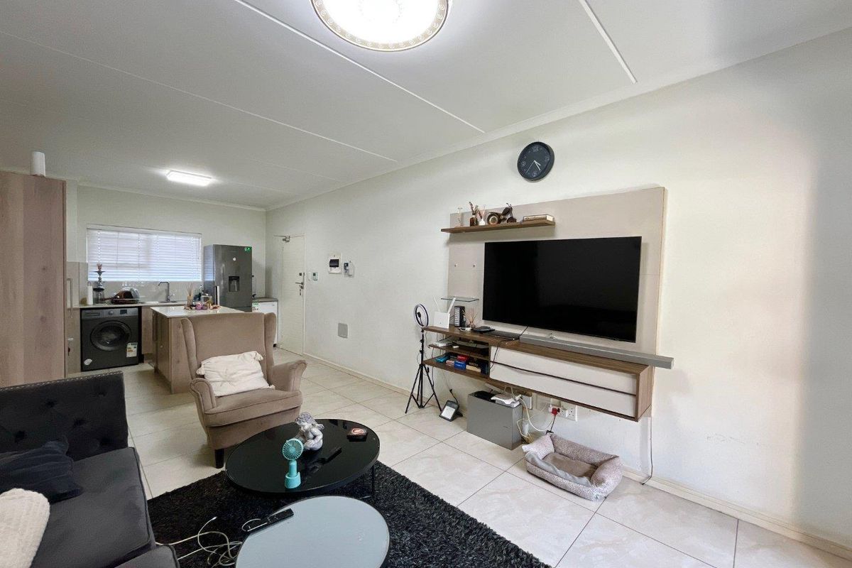 Live in Style at Orchid Ridge: Ground-Floor Delight! - Photo 5