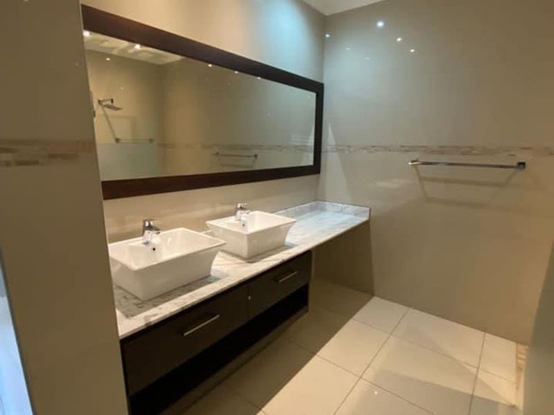 For Sale: Ultra Modern 5 bedroom family home with excellent features in Walvis Bay - Photo 10