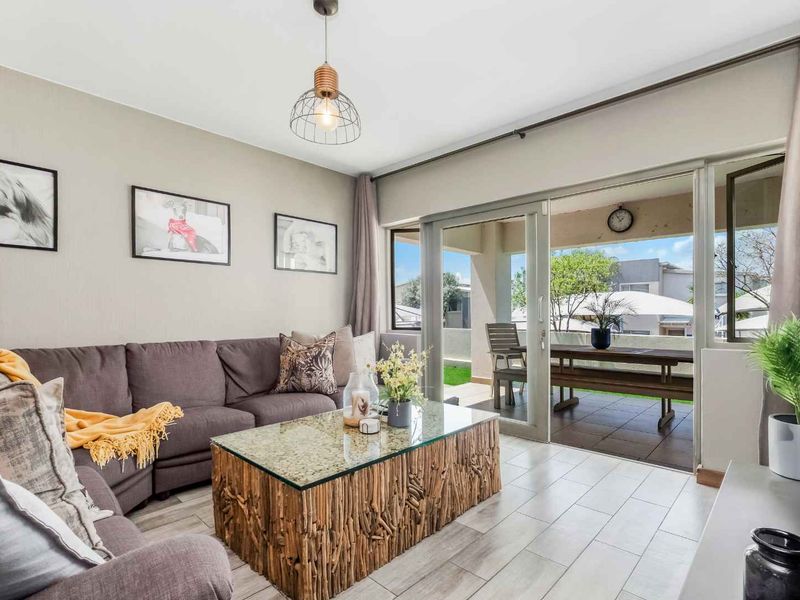 ELEGANTLY DESIGNED UNIT IN A PRIME LOCATION WITH TGE ADDED BENEFIT OF A DOUBLE GARAGE ! - Photo 3