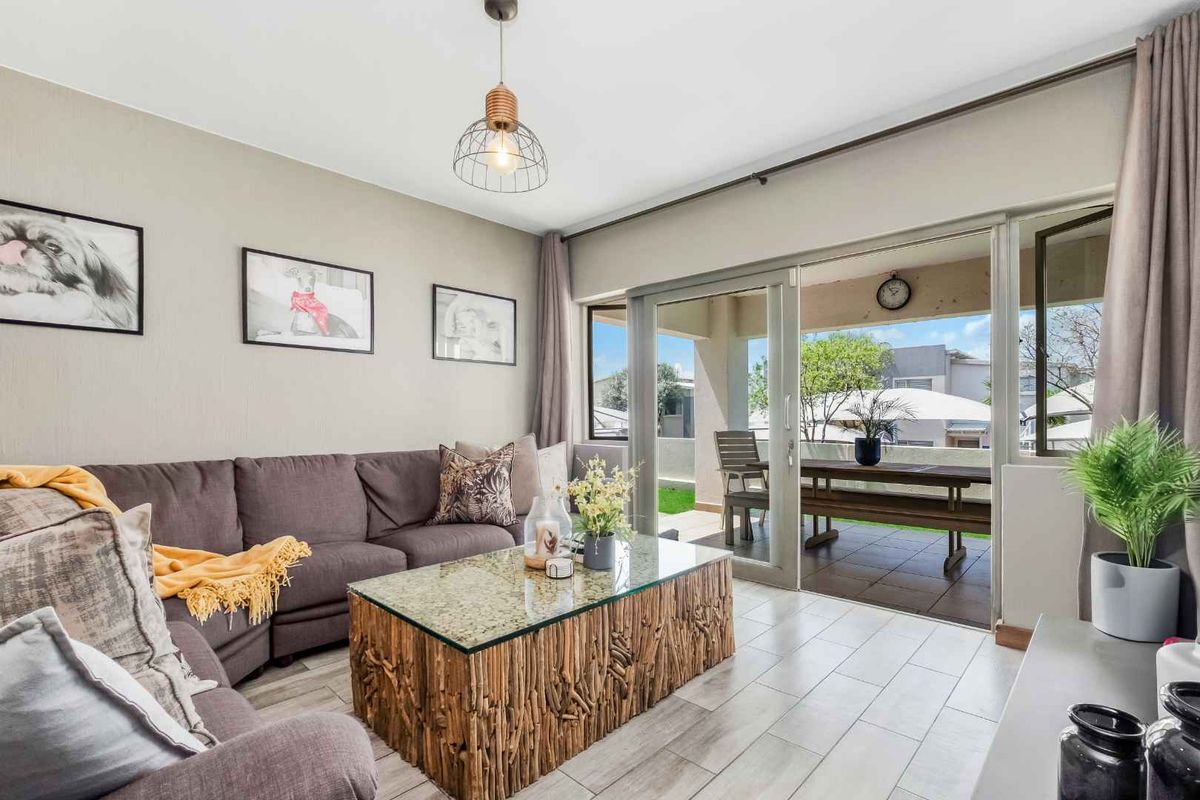 ELEGANTLY DESIGNED UNIT IN A PRIME LOCATION WITH TGE ADDED BENEFIT OF A DOUBLE GARAGE ! - Photo 3