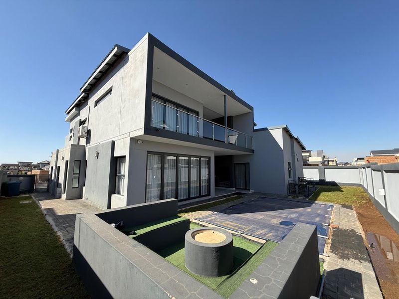 Contemporary 4 En-Suite Bedroom Residence with Versatile Gym and Premium Finishes - Photo 2