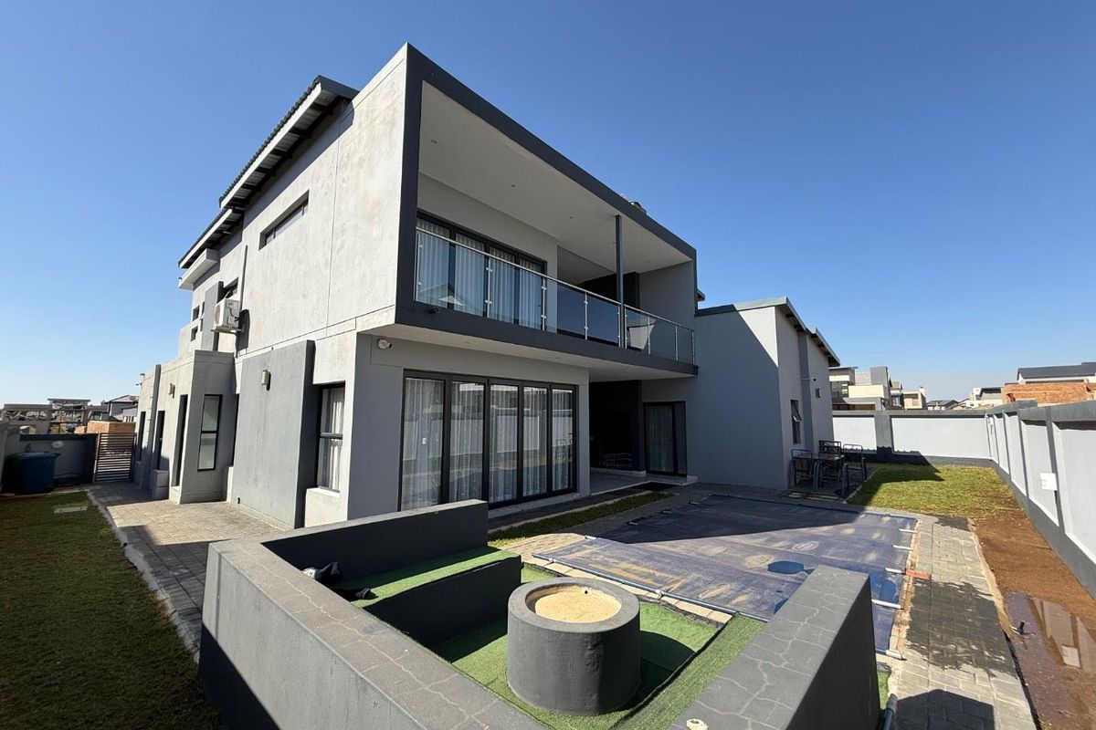 Contemporary 4 En-Suite Bedroom Residence with Versatile Gym and Premium Finishes - Photo 2