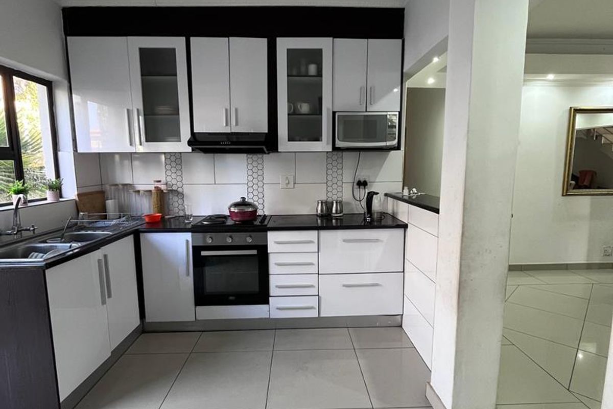 Spacious 5 - Bedroom Family Home in Cimbabsia - Photo 3