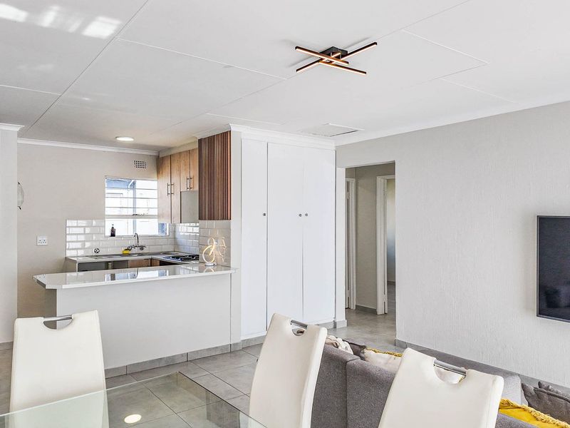 Newly Renovated 2-Bedroom Apartment with Modern Finishes - Photo 9
