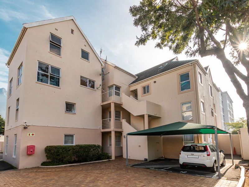 Charming One Bedroom Apartment with Entertainment Patio in Newlands / Rondebosch Village - Photo 1