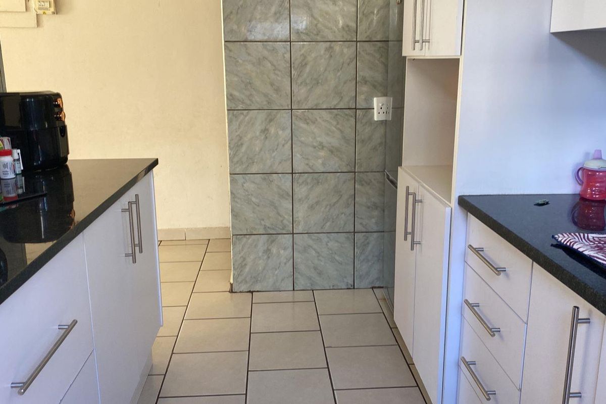 Three bedrooms house for sale in Elandspoort - Photo 3