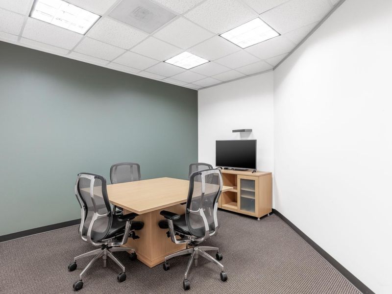 Move into ready-to-use open plan office space for 10 persons in Regus Mushroom Farm Retail Centre - Photo 5