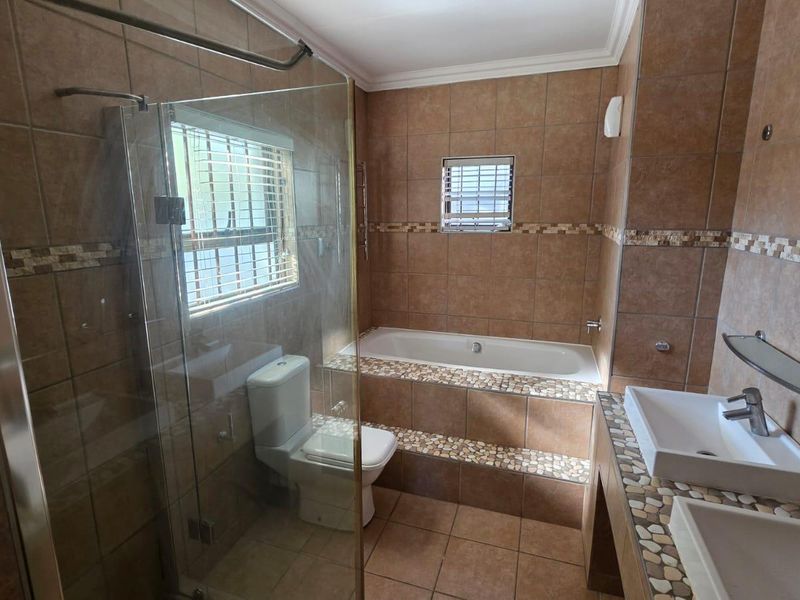 Recently Renovated Immaculate Home for Sale in Garsfontein - Photo 5