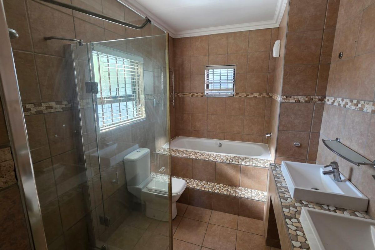Recently Renovated Immaculate Home for Sale in Garsfontein - Photo 5