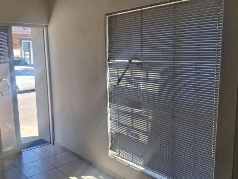 Southern Industrial Warehouse to let - Photo 2