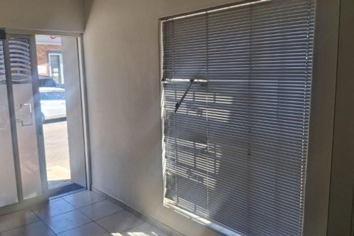 Southern Industrial Warehouse to let - Photo 2