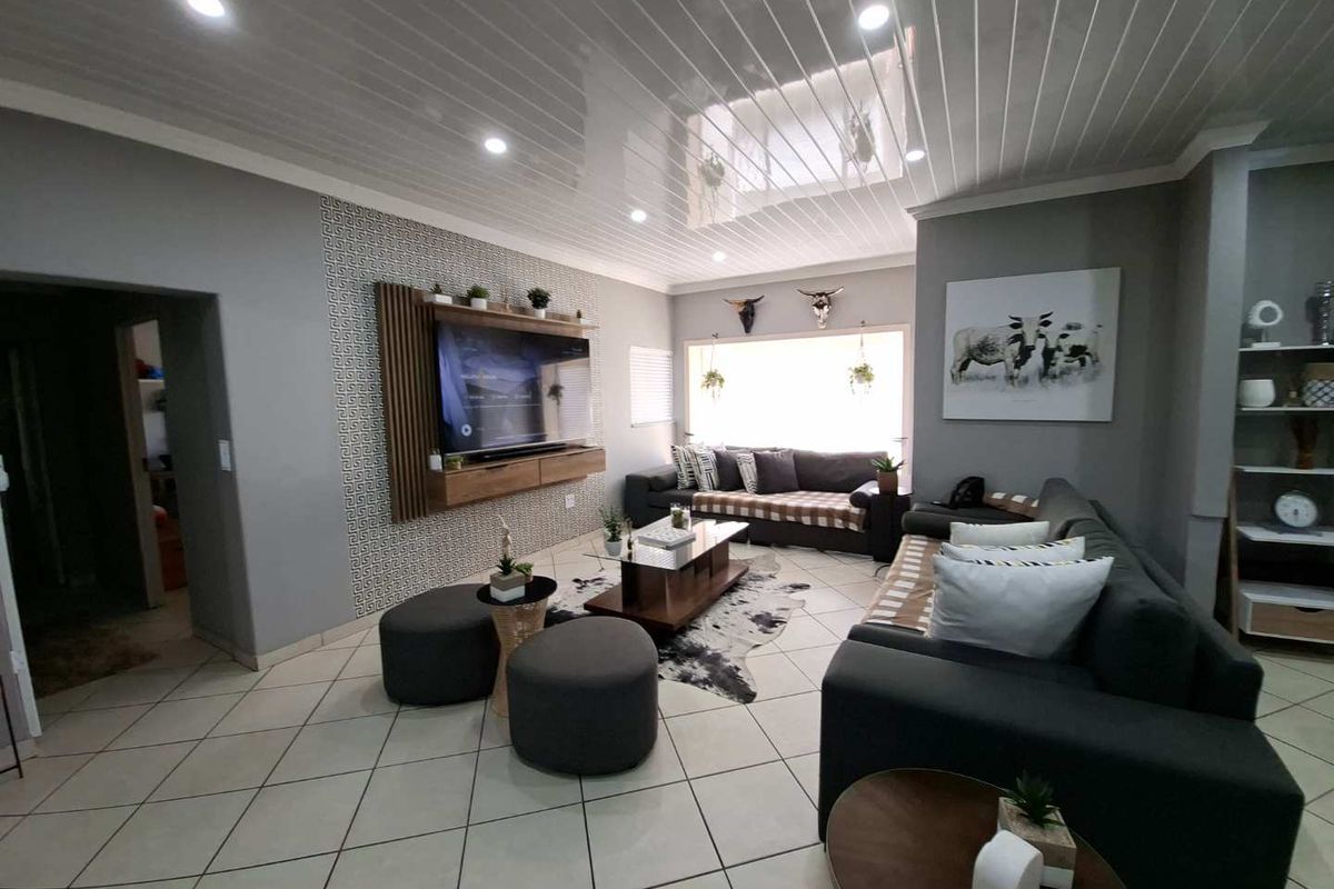 Luxurious Modern Home for Sale - Photo 4