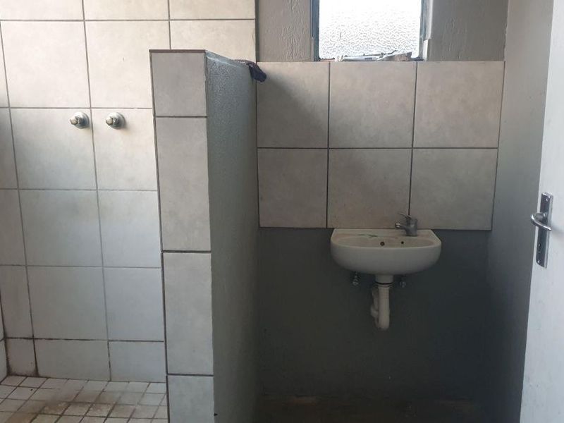 Warehouse, office and yard space for rent - Photo 10