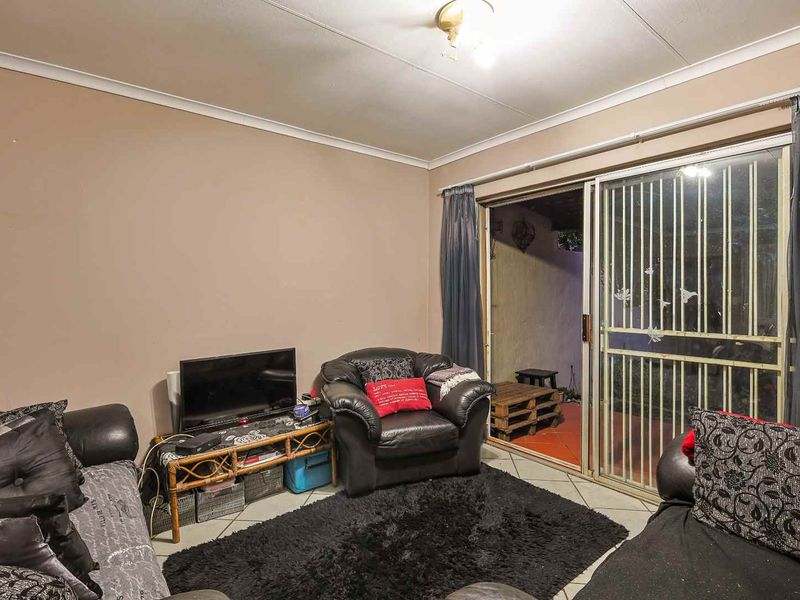 Ground Floor Gem with an Exceptionally Large Private Garden – Pet Friendly Living at Its Best! - Photo 4